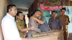 Wujud Kepedulian, Kapolres Melawi Serahkan 2 Unit Kursi Roda Pada Masyarakat