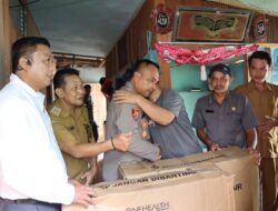 Wujud Kepedulian, Kapolres Melawi Serahkan 2 Unit Kursi Roda Pada Masyarakat